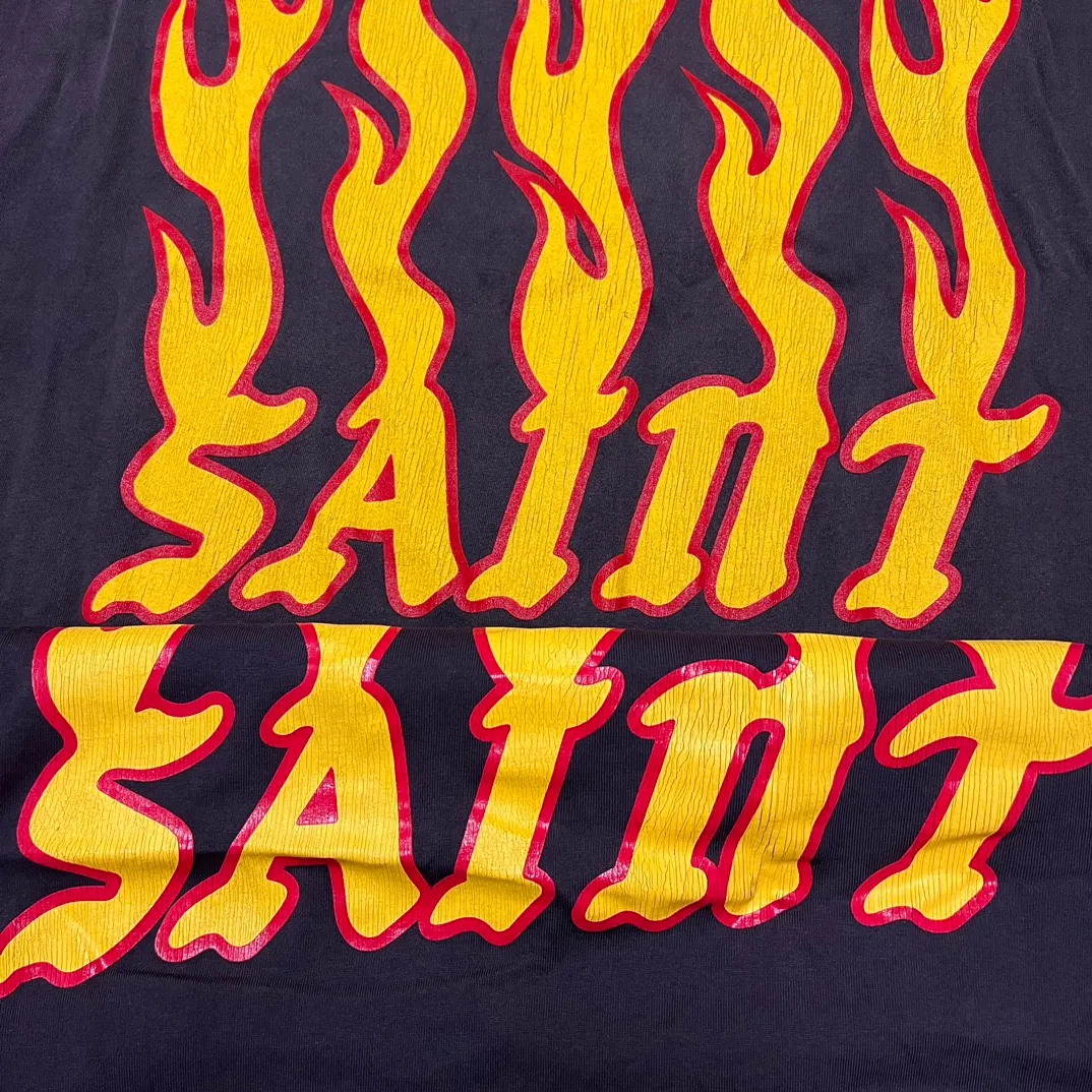 Authentic sample. Don’t buy products made from pictures. SAINT Mxxxxxx LS TEE/SOUL ON FIRE/BLK Soul Flame/Flame Long Sleeve. Washed Black S-XL. Look for cylindrical fabrics without side seams. Don’t buy open-width ones anymore. It’s boring.
